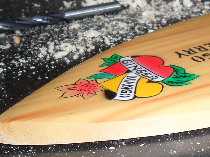 Bar-Surfboard Kunsthandwerk „Sailor Jerry/Thomas-Henry-Kampagne“