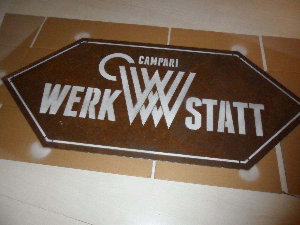 Roststahl-Schild „Campari-Werkstatt Q1/Q2 2016“