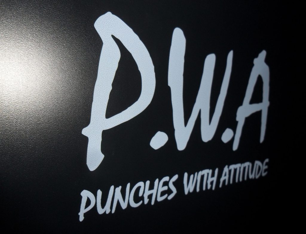 Folierung Glasfront Amano Bar BCB-Event P.W.A Punches With Attitude