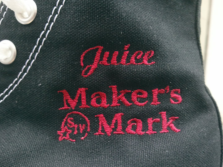 Chuck’s bestickt „Maker’s Mark-Promo Juice Bar“